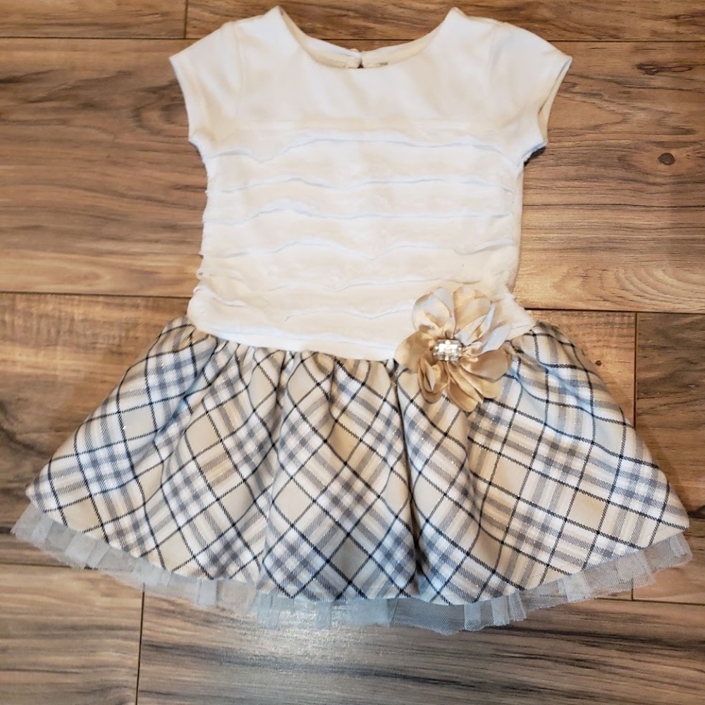 Youngland Cream And Black Plaid Casual Dress With Flower Accent